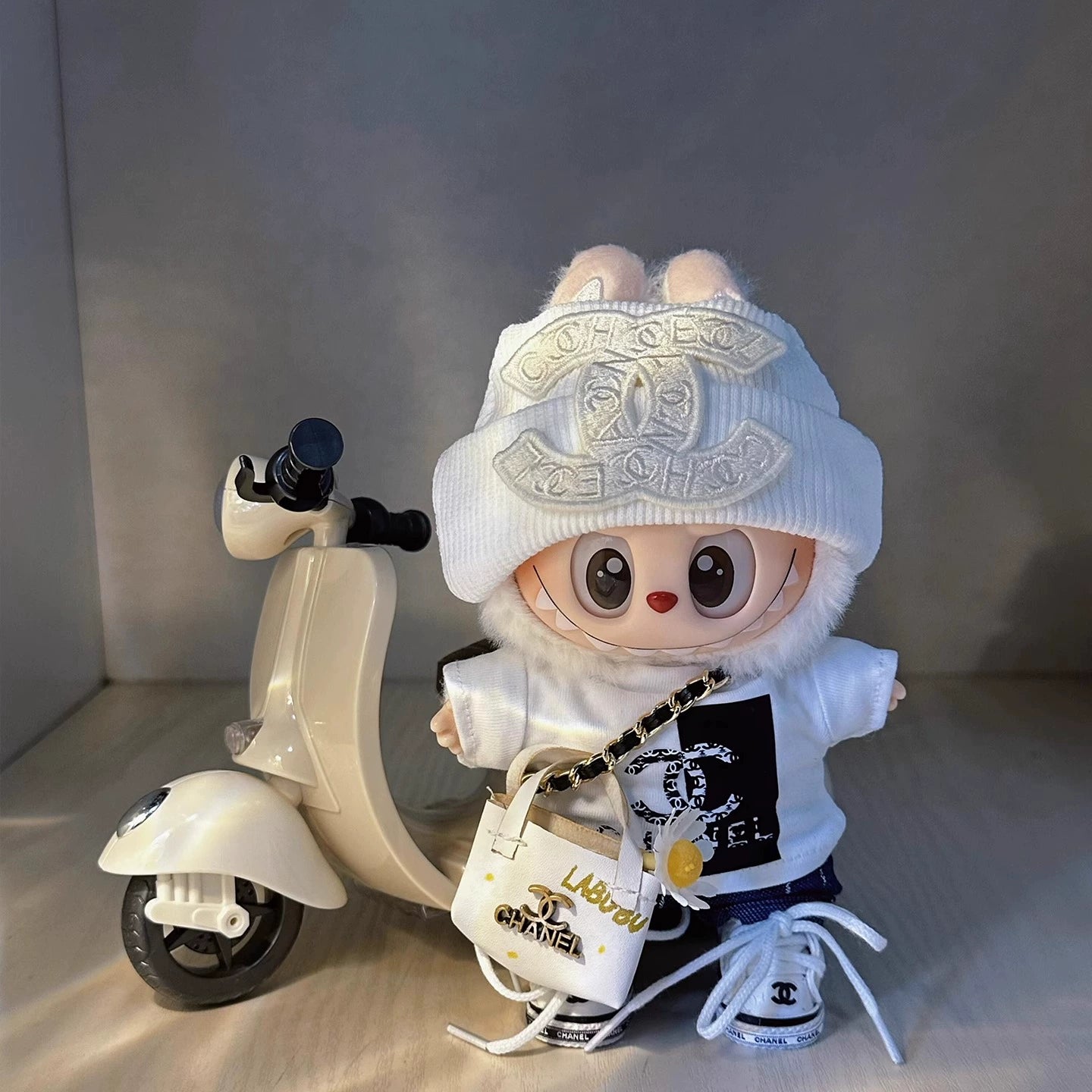 Labubu Retro Electric Trike - Battery-Free Friction Power for Vinyl Dolls (17cm Seat)