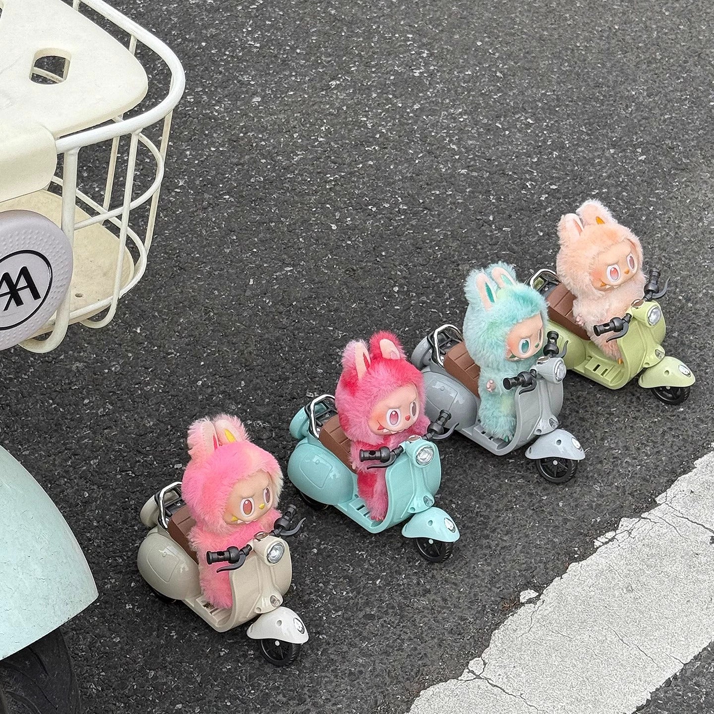 Labubu Retro Electric Trike - Battery-Free Friction Power for Vinyl Dolls (17cm Seat)